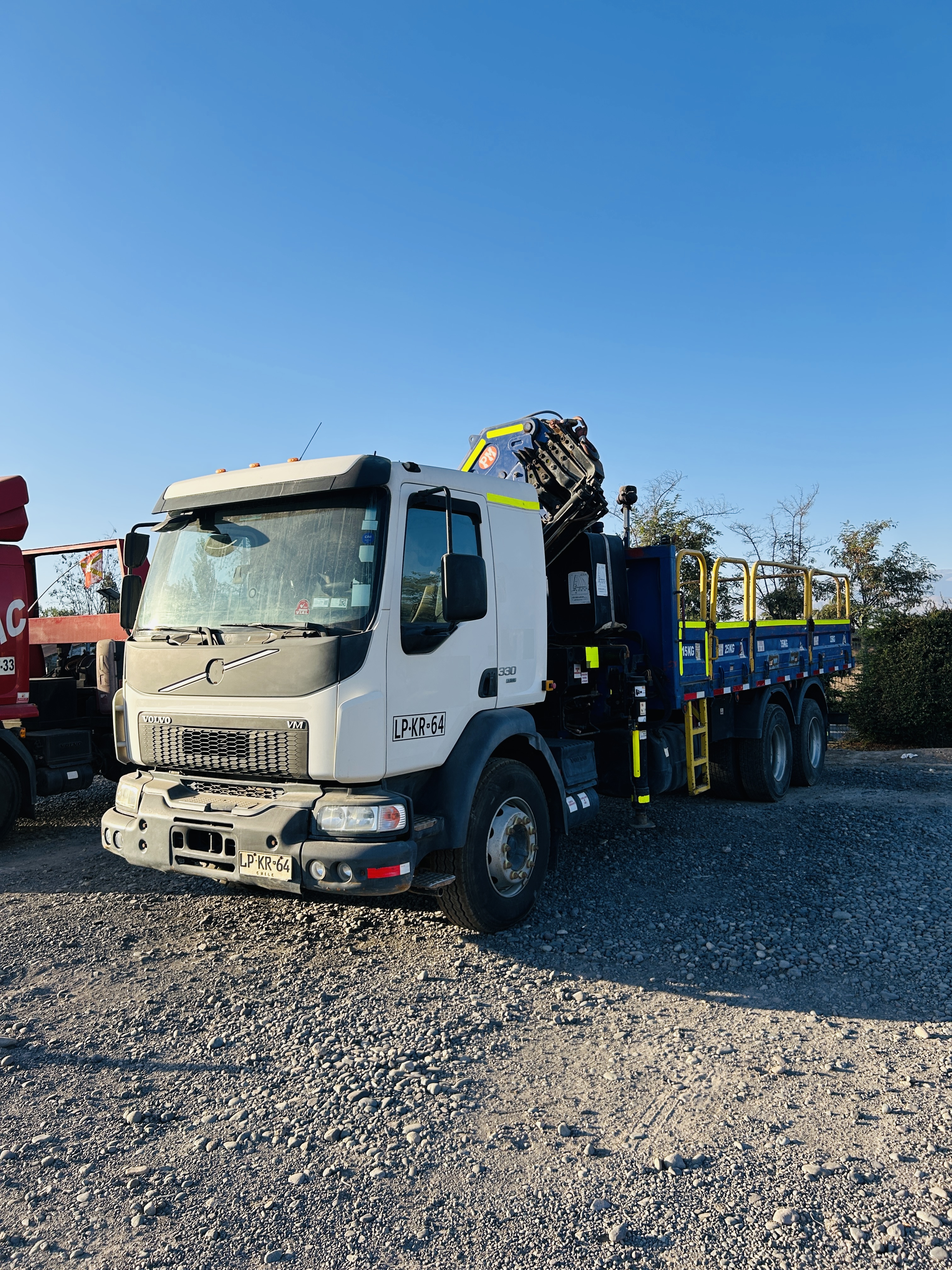 Camión pluma Volvo VM 330 2019