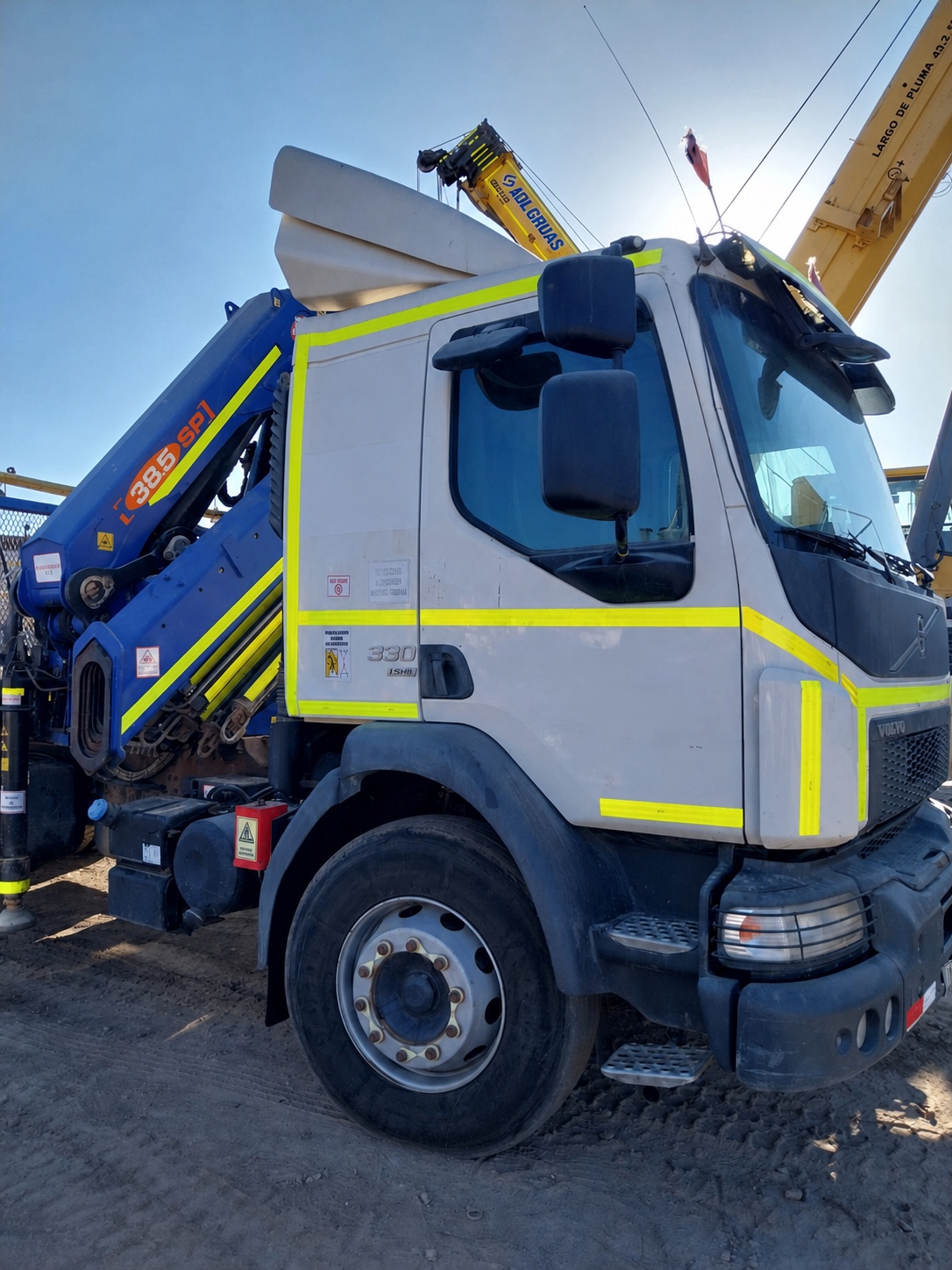 Camión Pluma Volvo VM330 6x4 con Pluma Hidráulica 38.5 SP1 2020 — operación concretada por Equipos de Apoyo