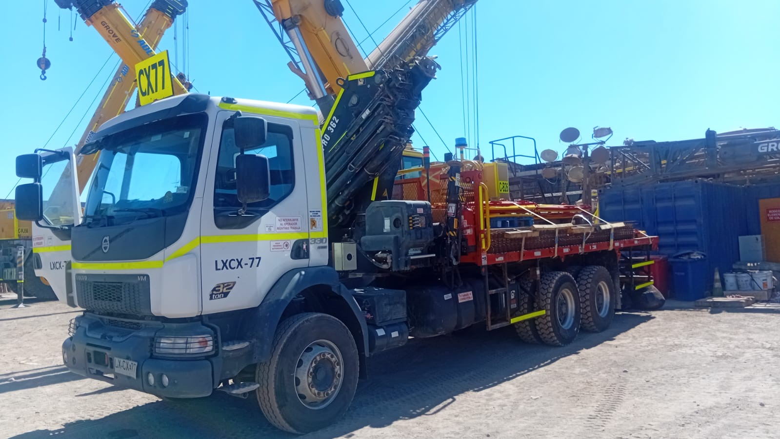 Camión Pluma Volvo VM 330 2020 con Pluma HMF 10 Ton